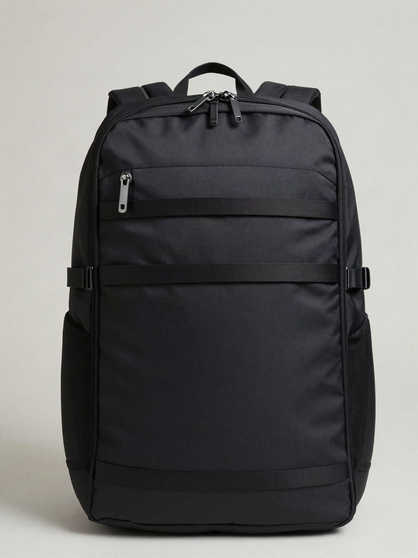 Sac à dos Voyra One vu de face sur fond gris clair