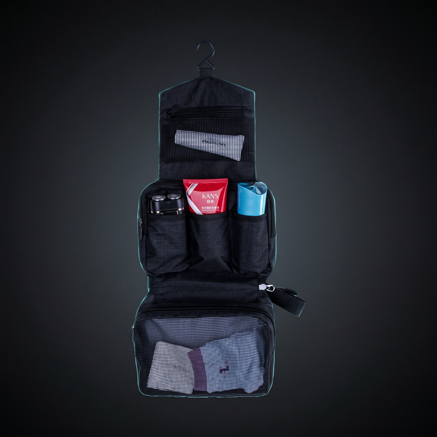 Trousse de toilette Voyra — suspendue ouverte