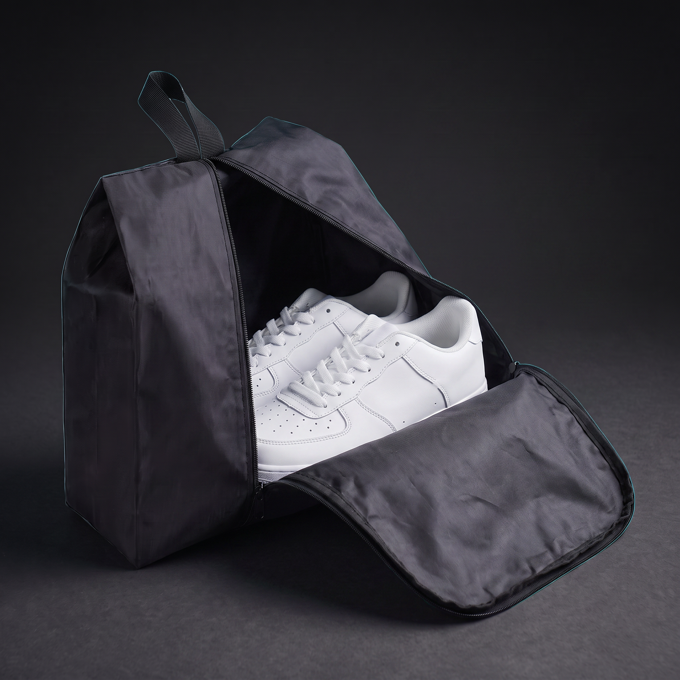 Sac à chaussures Voyra ouvert avec une paire de baskets blanches