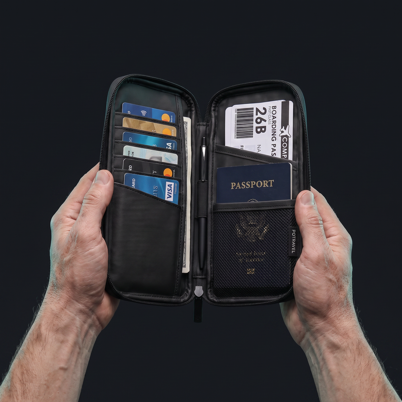 Pochette de voyage Voyra ouverte en main — rangements passeports et cartes