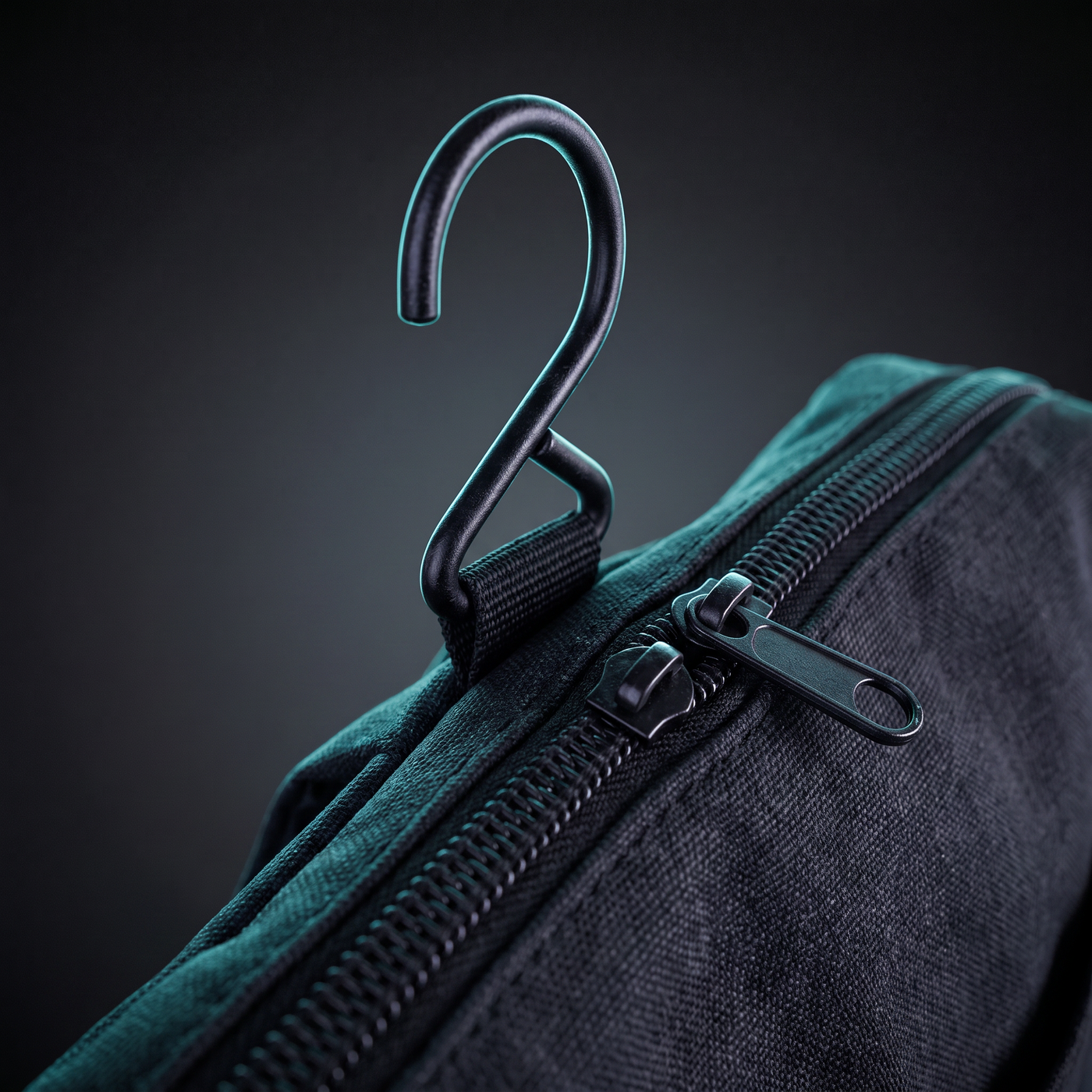 Trousse de toilette Voyra — détail crochet de suspension et zip