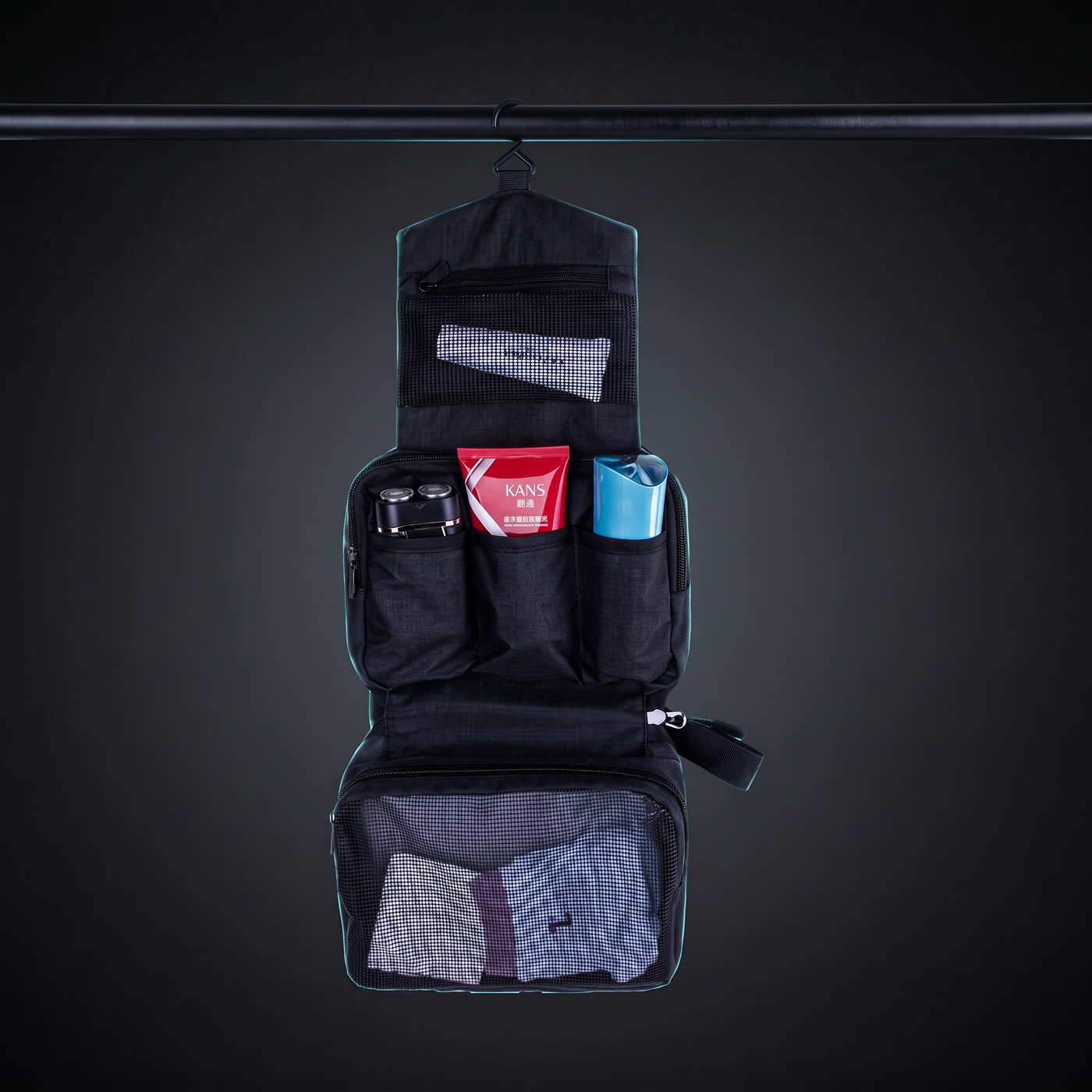 Trousse de toilette Voyra suspendue ouverte, compartiments visibles