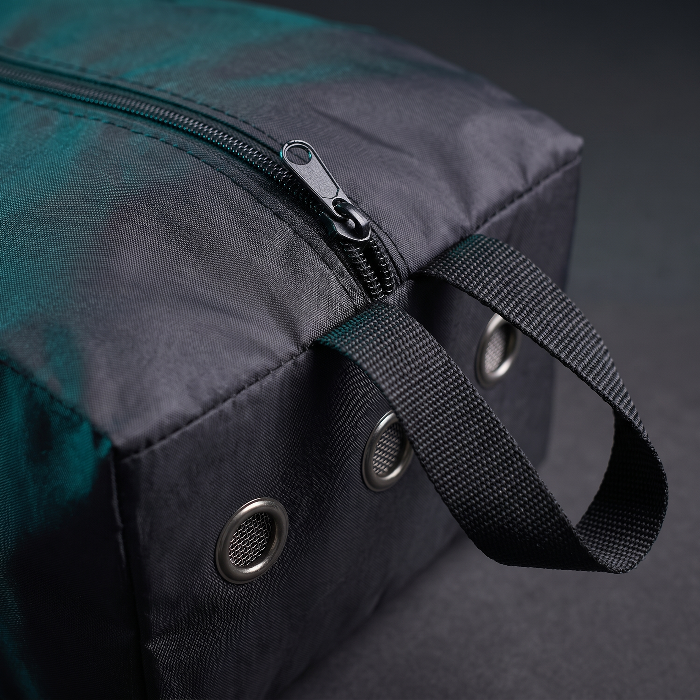 Sac à chaussures Voyra — détail zip, poignée et œillets d'aération